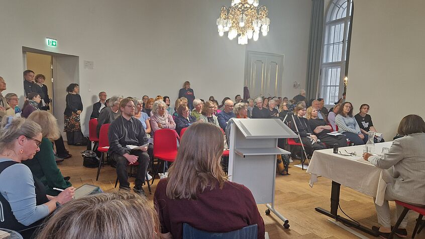 gefüllter Saal mit SymposiumsbesucherInnen