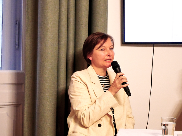 Margarete Affenzeller mit Mikrofon
