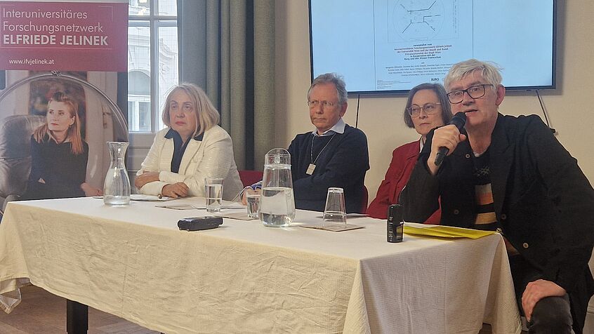 Am Podium sitzen von links nach rechts: Ekaterina Degot, Doron Rabinovici, Daniela Strigl und Claus Philipp als Moderator mit Mikrofon