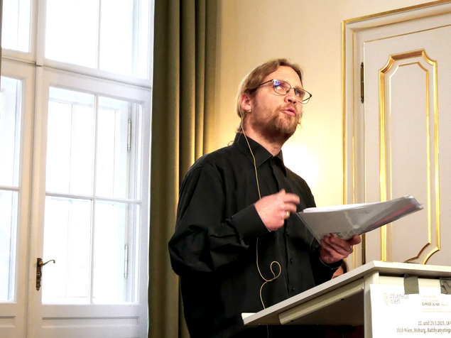 Christian Schenkermayr am Stehpult als Moderator