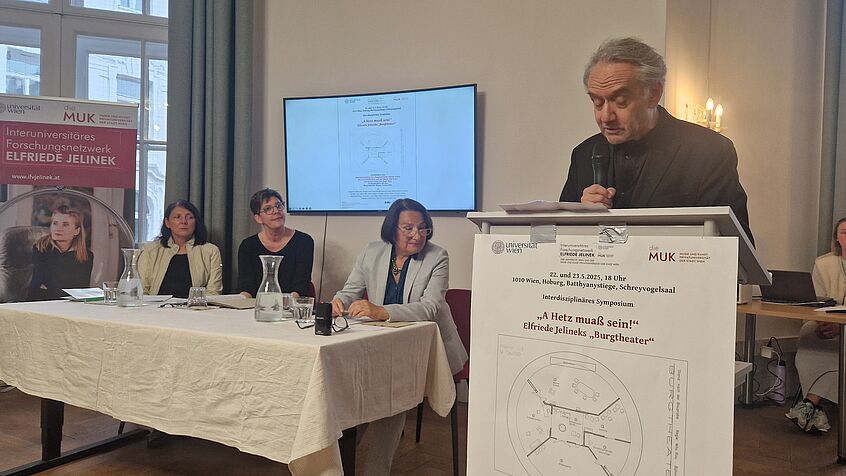 Heinz Sichrovsky am Stehpult, am Podium von links nach rechts: Alexandra Millner, Karoline Exner, Evelyn Deutsch-Schreiner