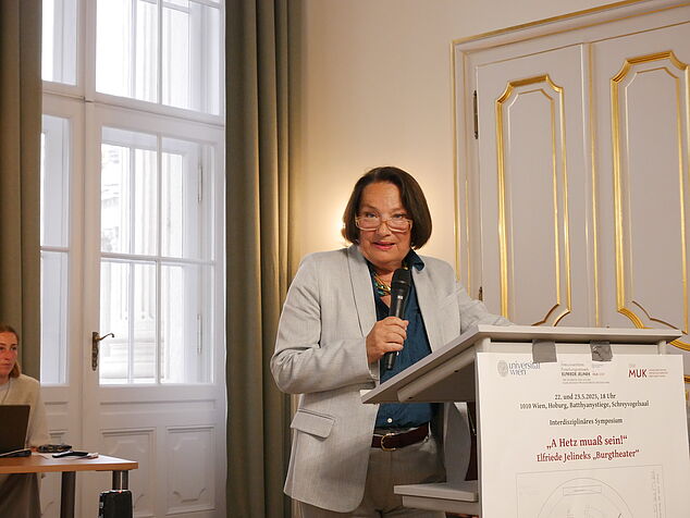 Evelyn Deutsch-Schreiner am Stehpult