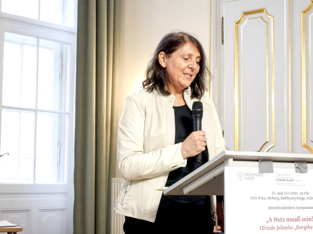 Alexandra Millner am Stehpult