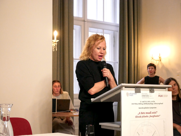 Birgit Minichmayr am Stehpult