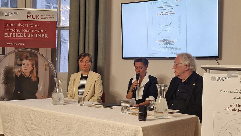 am Podium sitzen von links nach rechts: Margarete Affenzeller, Silke Felber und Hermann Beil